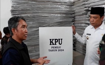 Pj Wali Kota Pekanbaru Tinjau Gudang Logistik Pemilu 2024