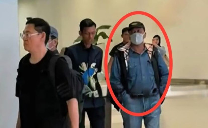 Muncul-ke-Publik-Suhardiman-Amby-Tiba-di-Bandara-Soekarno-Hatta-Bersama-Sekda.jpg