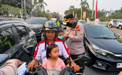 Pekanbaru-Diselimuti-Asap-Polresta-Pekanbaru-Bagikan-1.700-Masker-ke-Pengendara.jpg