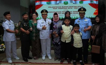 Bupati Rohul H Sukiman, usai dilantik foto bersama keluarga