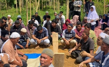 Pemakaman-korban-erupsi-marapi.jpg