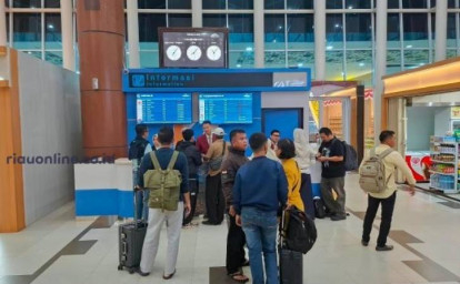 Penumpang-di-bandara-SSK-II.jpg