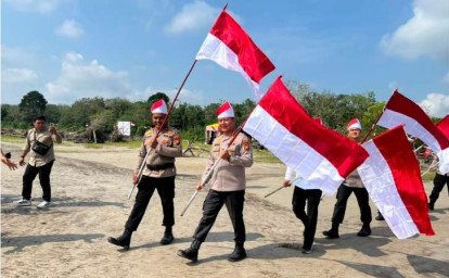 Polda-Riau-Tanam-Seribu-Mangrove-dan-Bagikan-Seribu-Bendera-di-Pelalawan.jpg