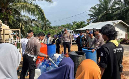 Polda-Riau-Tebar-2.312-Bansos-hingga-Bangun-Rumah-untuk-Anggota-Berprestasi.jpg