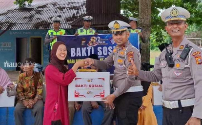Polda-Riau-salurkan-bansos2.jpg