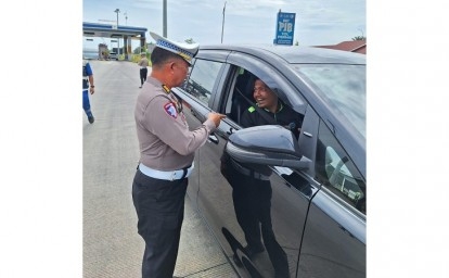 Polisi-tilang-pengendara-di-tol-permai.jpg