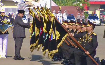 Prabowo-beri-anugrah-ke-polda-riau.jpg