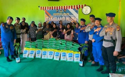 Program-JALUR-Hadir-di-Rohil-Ditpolairud-Polda-Riau-Salurkan-Beras-untuk-Warga-Pesisir.jpg