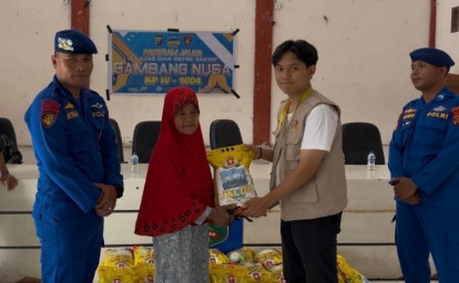 Program-JALUR-Sapa-Pesisir-Siak-Ditpolairud-dan-Mahasiswa-UGM-Bantu-Warga.jpg