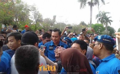 Warga Pekanbaru berebut selfie dengan AHY di area CFD, Minggu, 5 November 2017