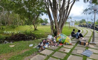 Sampah-di-taman-siak-lawo1.jpg