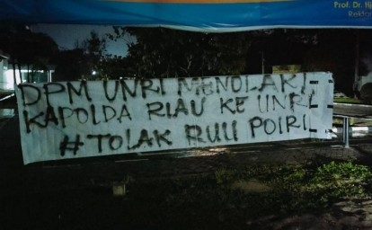 Spanduk-tolak-Kapolda-ke-UNRI.jpg