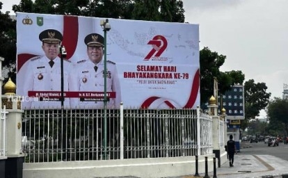 Ucapan HUT Bhayangkara Salah Eja, Spanduk Berwajah Gubri dan Wagubri Dikritik Warga