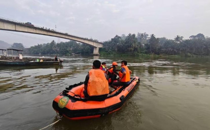 Standing-Berujung-Petaka-Pemuda-Dilaporkan-Hilang-Setelah-Terjun-ke-Sungai-Kampar.jpg