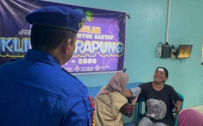 Tak-Hanya-Beras-JALUR-Polda-Riau-Hadirkan-Klinik-dan-Pustaka-Terapung-di-Rohil.jpg