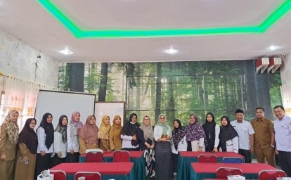 Tim PKM Fikom UIR Bersama Guru Pahami Pentingnya Fungsi Medsos untuk Reputasi...