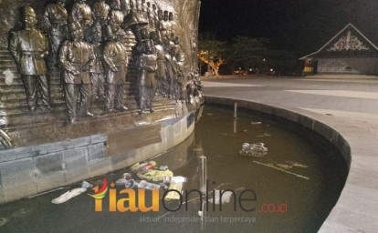 Tugu-Naga-Tertangkup-dipenuhi-sampah.jpg