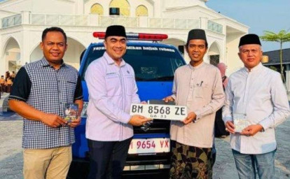 Ustaz-Abdul-Somad-Terima-Bantuan-Ambulans-dari-Menko-Pangan-Zulkifli-Hasan.jpg