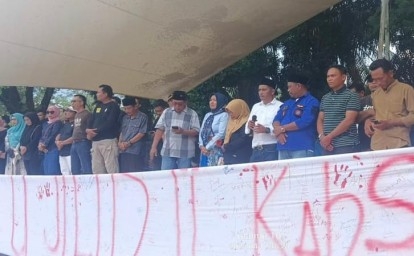 Warga-cap-jempol-darah-tolak-PSU-siak.jpg