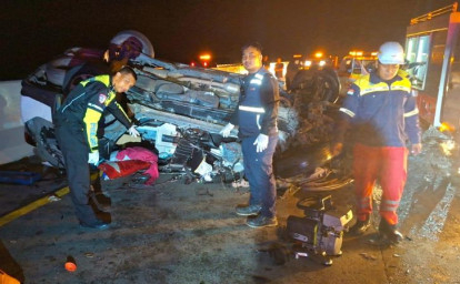 ambulans-terbalik-di-tol-permai.jpg