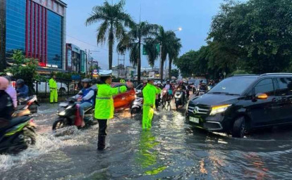 banjir-di-jalanan-pekanbaru.jpg