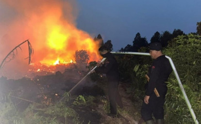 brimob-padamkan-kebakaran-di-meranti.jpg