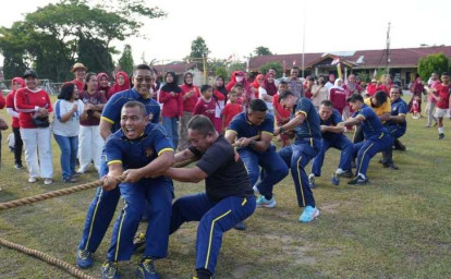 brimob-tarik-tambang.jpg