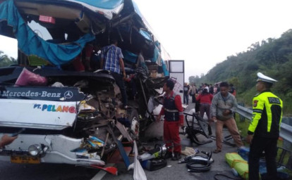bus-pelangi-tabrak-truk-tronton.jpg
