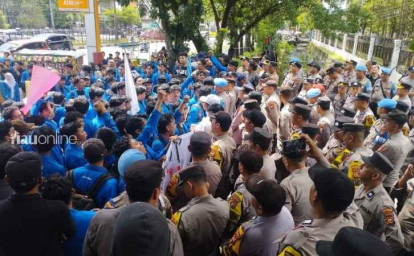 demo-mahasiswa-uir-di-dprd-riau.jpg