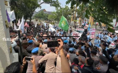 demo-mahasiswa-unri-di-gubernuran.jpg