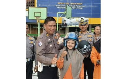 ditlantas-polda-bagi-helm2.jpg