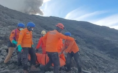 Korban Selamat Sebut Pendaki Melempar Sesuatu ke Kawah Marapi Sebelum Erupsi