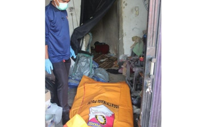 evakuasi-mayat-pria-di-kamar-mandi.jpg