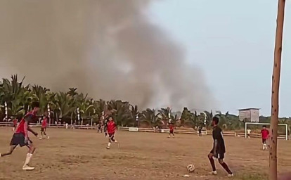 karhutla-dekat-lapangan-bola.jpg