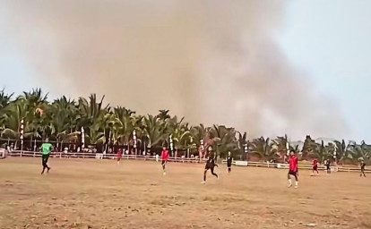 karhutla-dekat-lapangan-sepak-bola.jpg