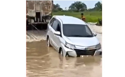 mobil-terjebak-banjir-di-bonai.jpg