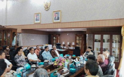 pendeta-di-dprd-riau.jpg