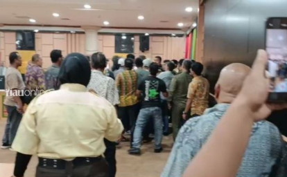 rapat-dprd-ricuh.jpg
