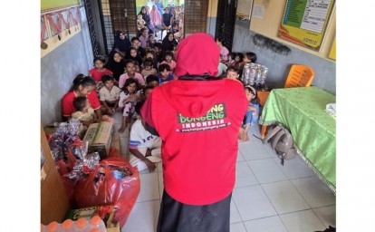 relawan-hibur-anak-korban-banjir.jpg