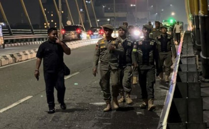 satpol-pp-tertibkan-pkl-di-jembatan-siak.jpg