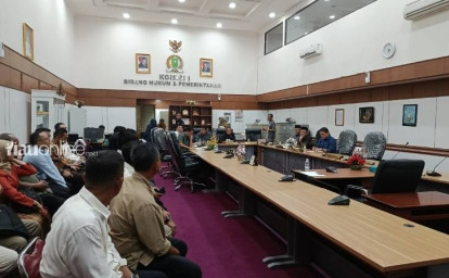 sidang-pleno-dprd-riau.jpg