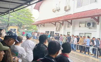 warga-padati-pn-pekanbaru.jpg