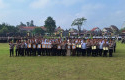 161-orang-menerima-penghargaan.jpg