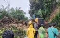 Alat-brat-bersihkan-longsor-di-kuansing.jpg