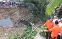 Andi-Rachman-Tengok-Kampung-Halaman-yang-Banjir.jpg