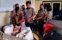 Anggota-Polres-Karanganyar-menyerahkan-bantuan-warga-Sragen-yang-mencuri-padi.jpg