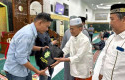 Annas-Maamun-Saksikan-Langsung-Dua-Pemuda-Masuk-Islam-di-Masjid-Raya-An-Nur.jpg