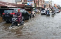 Banjir-di-Jalan-Paus-Pekanbaru1.jpg