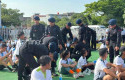 Brimob-Polda-Riau-Bersihkan-Sampah-di-Lokasi-Riau-Bhayangkara-Run-2026.jpg