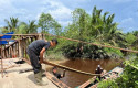 Brimob-bangun-jembatan-di-inhil.jpg